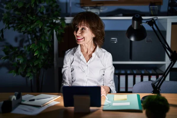 Mujer Mediana Edad Que Trabaja Oficina Por Noche Sonriendo Mirando —  Fotos de Stock