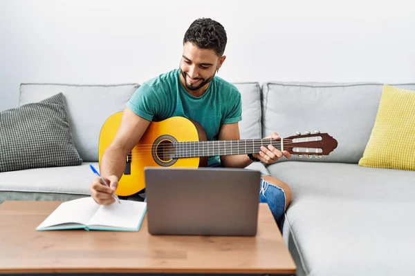Jovem Árabe Homem Compondo Música Usando Laptop Guitarra Clássica Casa — Fotografia de Stock