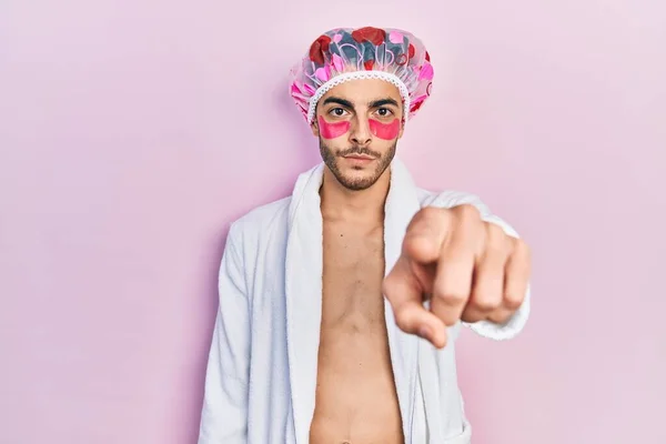 Junger Hispanischer Mann Bademantel Und Duschkappe Mit Augenklappen Die Mit — Stockfoto