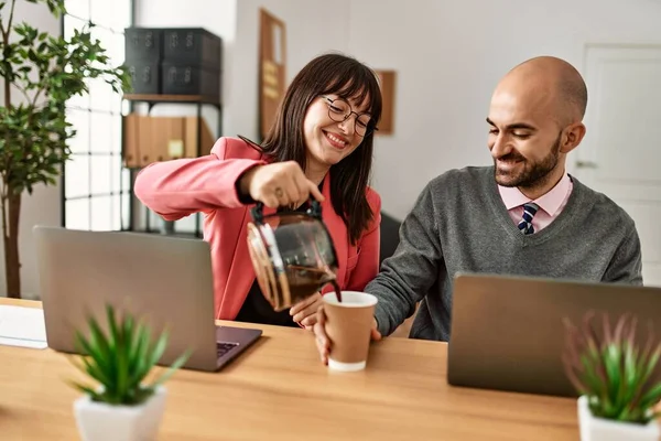 Dos Trabajadores Hispanos Sonriendo Felices Socio Sirviendo Café Oficina —  Fotos de Stock