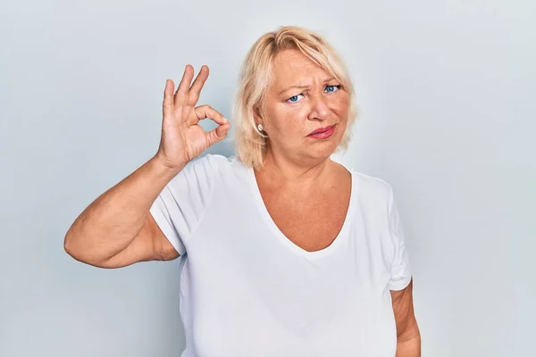 Orta Yaşlı Sarışın Kadın Olumlu Hareket Yapıyor Şüpheci Gergin Sorun — Stok fotoğraf