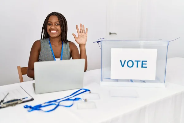 Молодая Африканская Американка Работающая Политических Выборах Сидя Избирательных Участках Показывая — стоковое фото