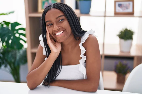 Mujer Afroamericana Sonriendo Confiada Sentada Mesa Casa —  Fotos de Stock
