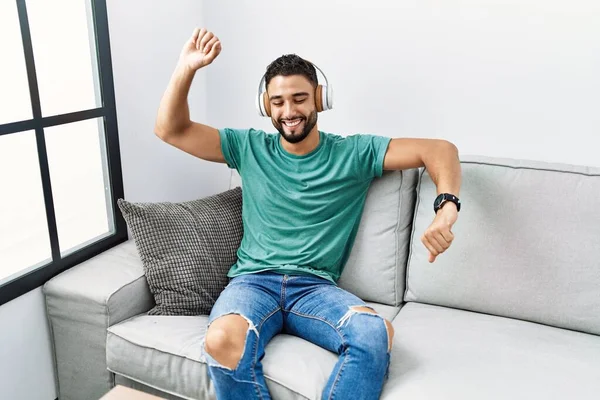 Jovem Árabe Homem Ouvindo Música Sentado Sofá Casa — Fotografia de Stock