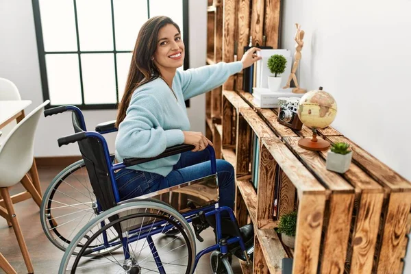 Tekerlekli Sandalyede Oturan Genç Bir Kadın Evde Çalışıyor — Stok fotoğraf