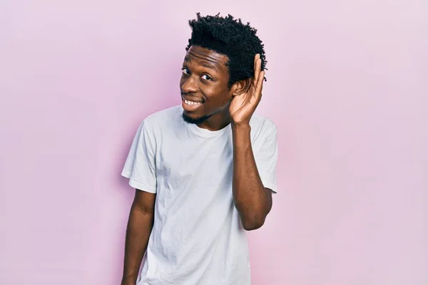 Fiatal Afro Amerikai Férfi Alkalmi Fehér Pólóban Mosolyog Fültől Fülig — Stock Fotó