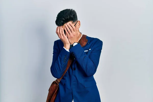 Jovem Hispânico Vestindo Roupas Negócios Com Expressão Triste Cobrindo Rosto — Fotografia de Stock
