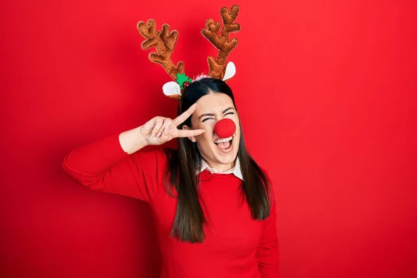 Giovane Donna Ispanica Indossa Cappello Natale Cervo Naso Rosso Facendo — Foto Stock