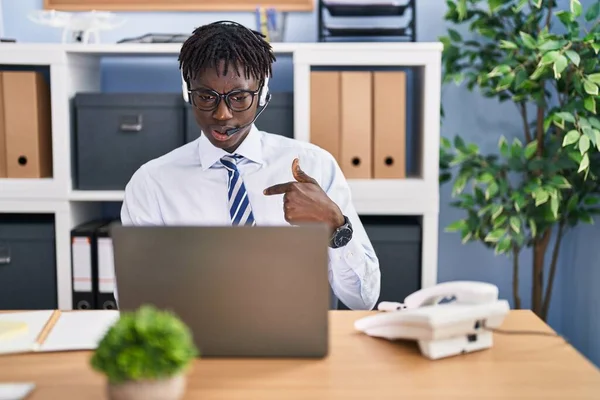 African Man Dreadlocks Wearing Call Center Agent Headset Pointing Finger — Stock Photo, Image