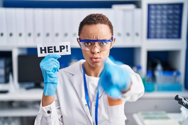 Bela Mulher Afro Americana Trabalhando Laboratório Cientistas Pedindo Ajuda Apontando — Fotografia de Stock