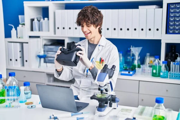 Joven Científico Hispano Sosteniendo Gafas Realidad Virtual Laboratorio — Foto de Stock