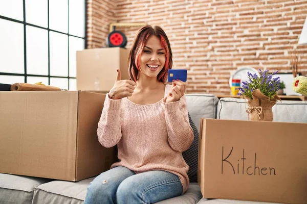 Young Caucasian Woman Moving New Home Holding Credit Card Smiling — Foto de Stock