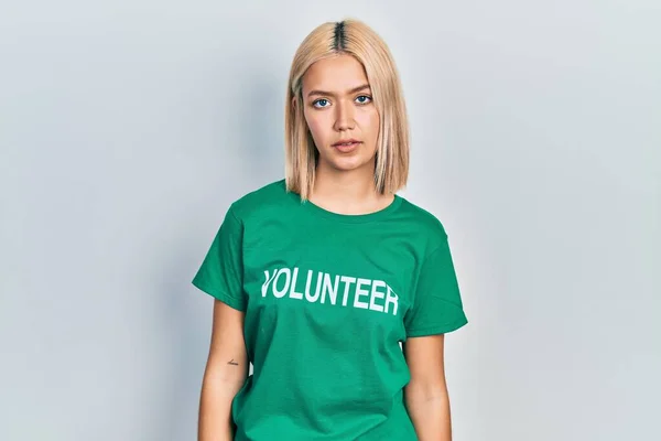 Beautiful Blonde Woman Wearing Volunteer Shirt Looking Sleepy Tired Exhausted —  Fotos de Stock