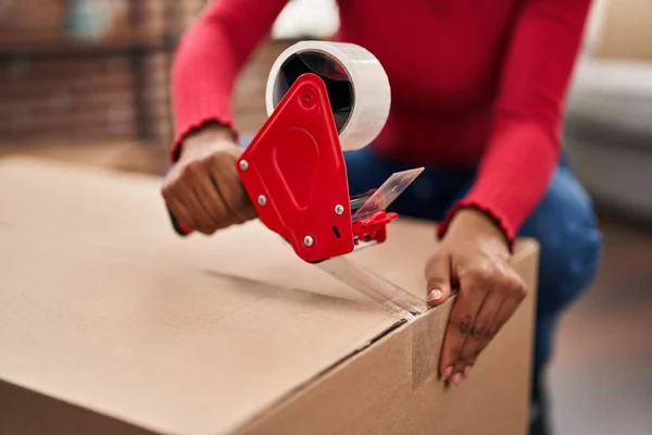 African American Woman Packing Cardboard Box New Home — Foto Stock
