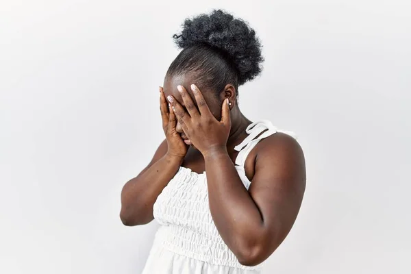 Молодая Африканская Женщина Стоящая Белом Изолированном Фоне Грустным Лицом Закрывающим — стоковое фото