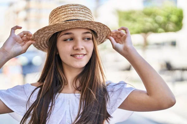 Adorable Fille Touriste Souriant Confiant Portant Chapeau Été Rue — Photo