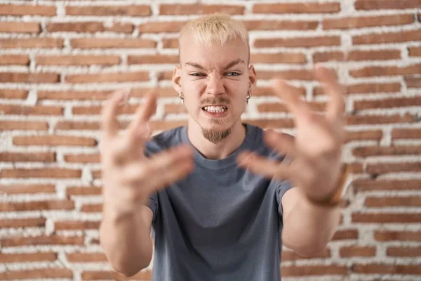 Young Caucasian Man Standing Bricks Wall Shouting Frustrated Rage Hands — Stock fotografie