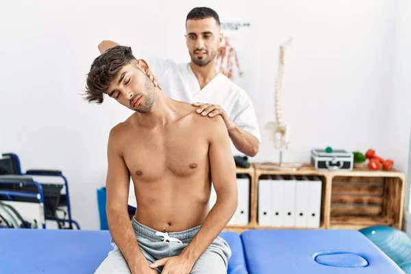 Dos Hombres Hispanos Fisioterapeuta Paciente Con Sesión Rehabilitación Estirando Cuello — Foto de Stock