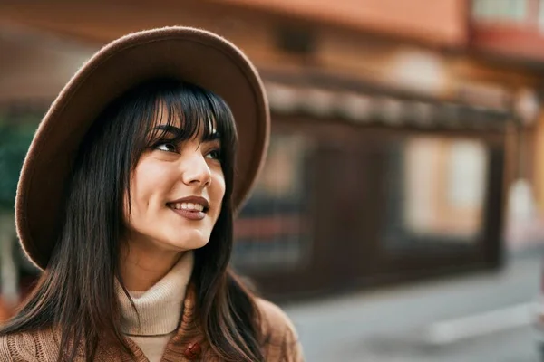 Brunette Woman Wearing Winter Hat Smiling Outdoors City — Stock Photo, Image