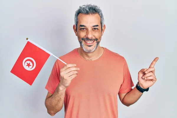 Hezký Muž Středního Věku Šedými Vlasy Drží Tuniskou Vlajku Úsměvem — Stock fotografie