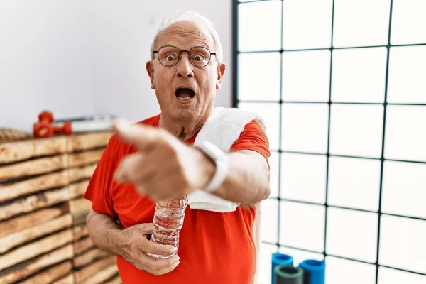 Senior Man Wearing Sportswear Towel Gym Pointing Finger Surprised Ahead — Stock fotografie