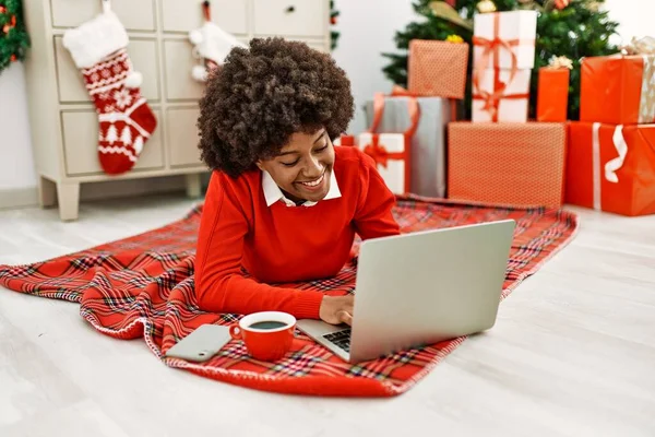 Jovem Afro Americana Usando Laptop Deitado Árvore Natal Casa — Fotografia de Stock