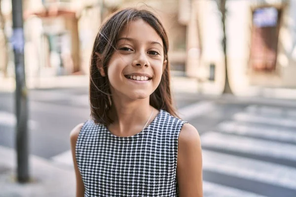 Kasabada Gülümseyen Genç Spanyol Kız — Stok fotoğraf