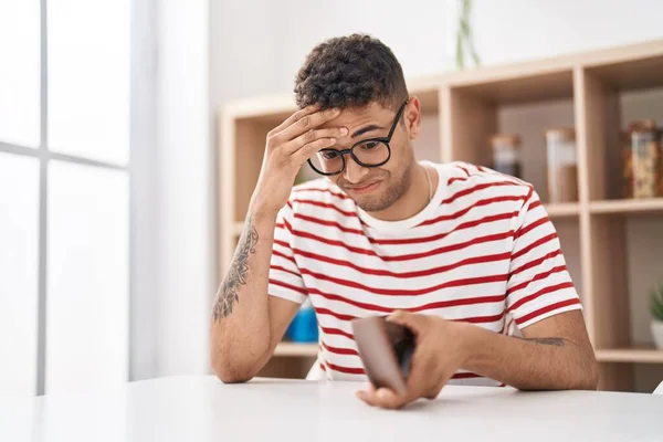 Uomo Afroamericano Con Portafoglio Vuoto Seduto Sulla Scrivania Casa — Foto Stock