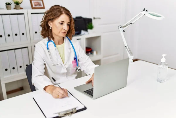 Donna Ispanica Mezza Età Che Indossa Uniforme Del Medico Che — Foto Stock