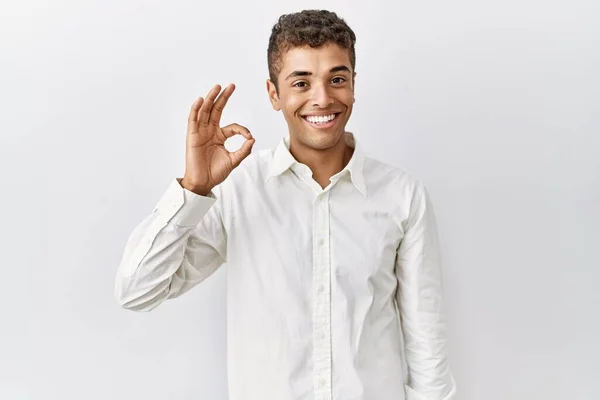 Молодий Красивий Іспаномовний Чоловік Стоїть Над Ізольованим Тлом Посміхаючись Позитивно — стокове фото