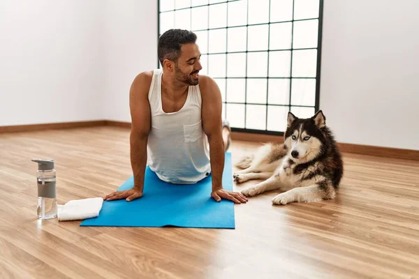 Jonge Spaanse Man Glimlachend Zelfverzekerd Stretching Met Hond Sportcentrum — Stockfoto