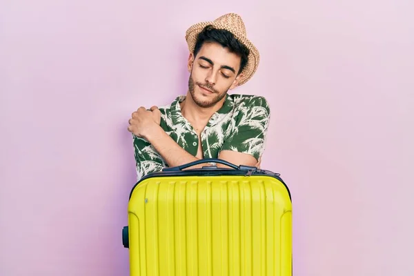 Homem Hispânico Jovem Vestindo Estilo Verão Segurando Saco Cabine Abraçando — Fotografia de Stock