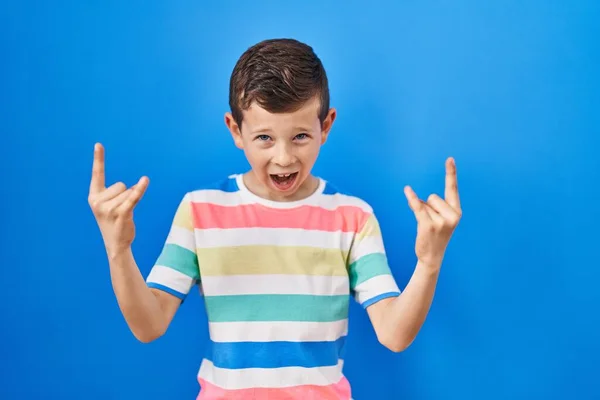 Niño Caucásico Joven Pie Sobre Fondo Azul Gritando Con Expresión — Foto de Stock