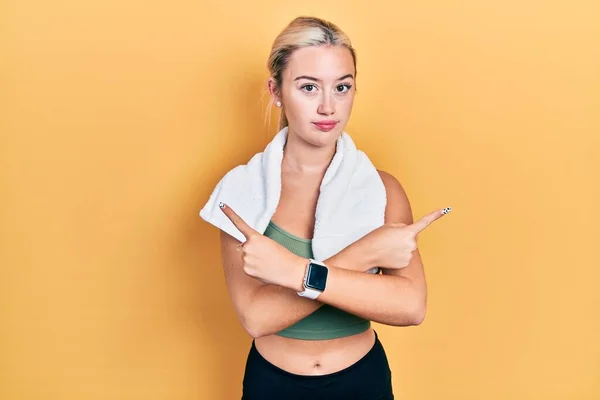 Mladá Blondýna Nosí Sportovní Oblečení Ručník Ukazuje Obě Strany Prsty — Stock fotografie