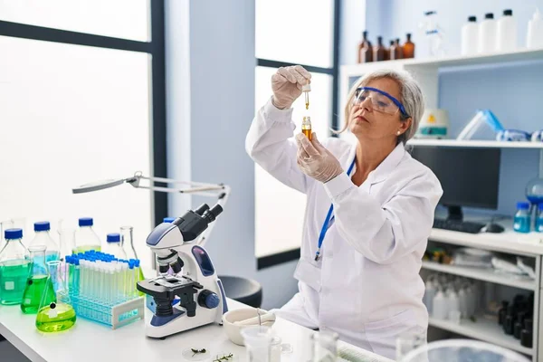 穿着科学家制服在实验室工作的中年妇女 — 图库照片