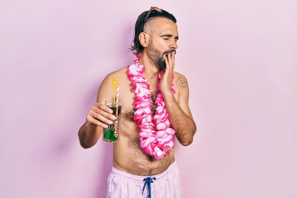 Young Hispanic Man Wearing Swimsuit Hawaiian Lei Drinking Tropical Cocktail — Stock Photo, Image