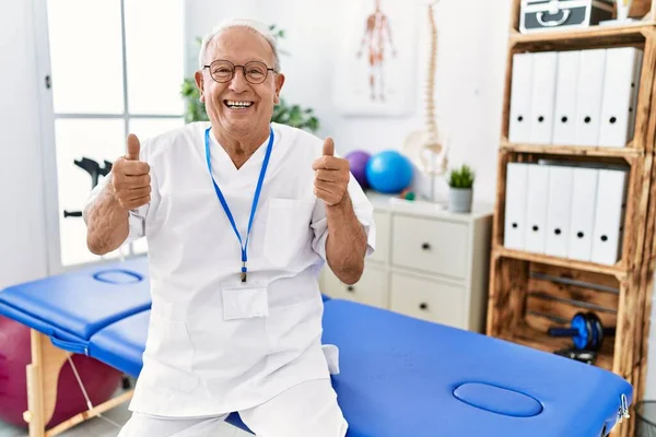 Senior Physiotherapy Man Working Pain Recovery Clinic Success Sign Doing — Stockfoto