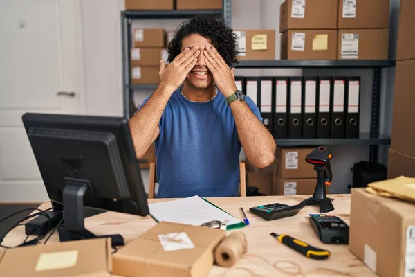 Uomo Ispanico Con Capelli Ricci Che Lavorano Alla Piccola Impresa — Foto Stock