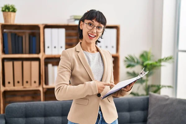 Joven Mujer Hispana Trabajando Consultorio Sonriendo Feliz Señalando Con Mano —  Fotos de Stock