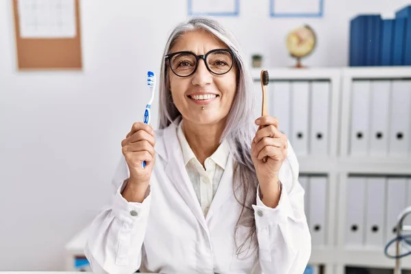 Middle Age Grey Haired Woman Working Dentist Clinic Holding Electric — Stockfoto