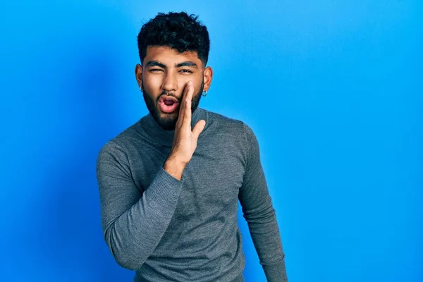 Homem Árabe Com Barba Vestindo Camisola Gola Alta Mão Boca — Fotografia de Stock
