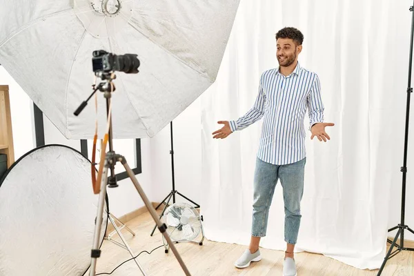 Arabische Jongeman Die Zich Voordeed Als Model Fotostudio Glimlachend Vrolijk — Stockfoto