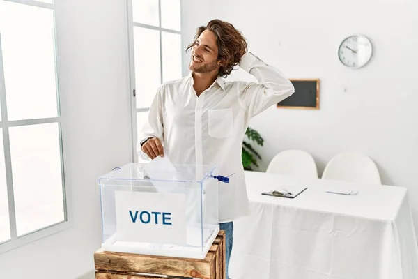 Junger Hispanischer Mann Bei Der Stimmabgabe Der Sich Die Wahlurne — Stockfoto