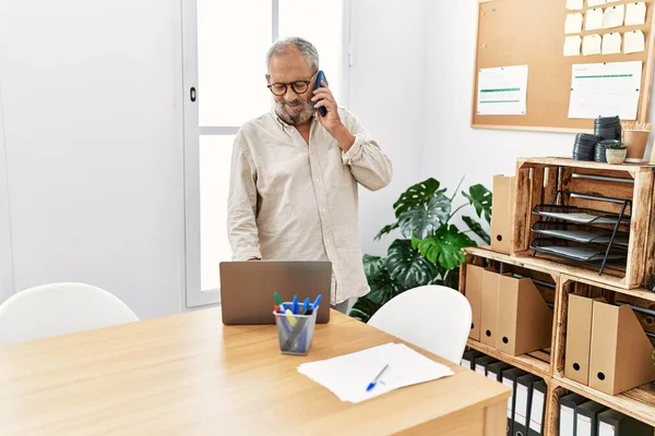 オフィスで働いているスマートフォンで話すシニア白髪の男 — ストック写真