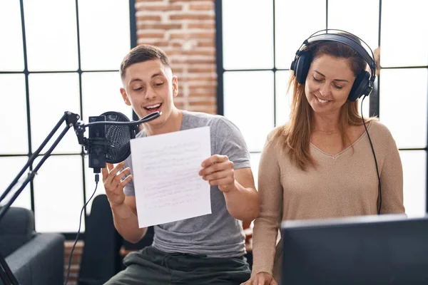 Man Woman Musicians Singing Song Playing Piano Keyboard Music Studio — Foto Stock