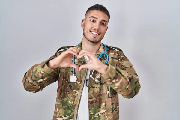 Kamuflaj Üniforması Giyen Genç Spanyol Doktor Sevgiyle Gülümsüyor Elleriyle Kalp — Stok fotoğraf