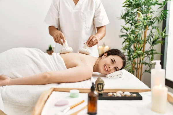 Jeune Femme Récidive Pochettes Base Plantes Massage Thaï Centre Beauté — Photo