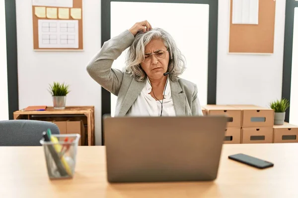 Middle Age Businesswoman Sitting Desk Working Using Laptop Office Confuse — Stockfoto
