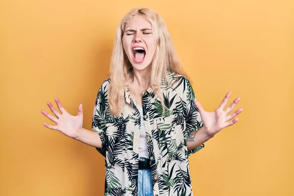 Beautiful Caucasian Woman Blond Hair Wearing Tropical Shirt Crazy Mad — 스톡 사진