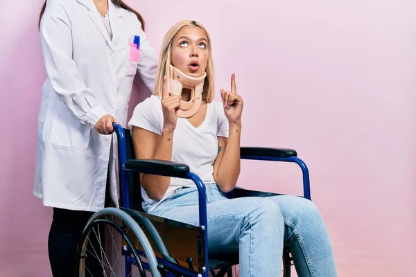 Beautiful Blonde Woman Sitting Wheelchair Collar Neck Amazed Surprised Looking — Stock Photo, Image
